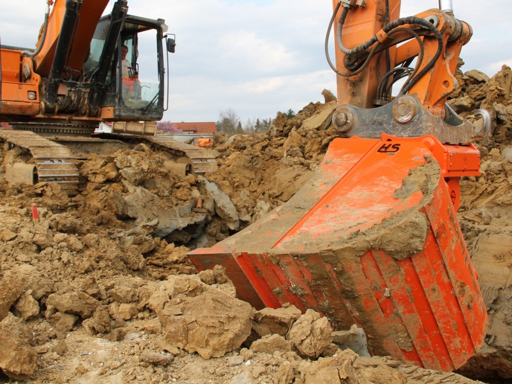 Schwenktiefloeffel Tiefloeffel Grabenrauemloeffel